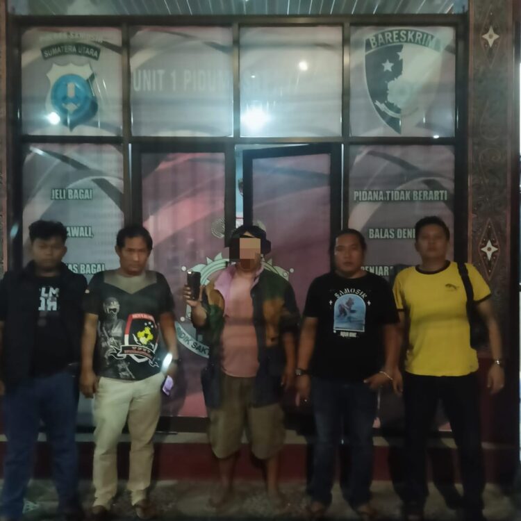 Tim Opsnal Sat Reskrim Polres Samosir berhasil mengungkap kasus pencurian handphone yang terjadi di salah satu warung makan di Jl Putri Lopian Desa Pardomuan I Kecamatan Pangururan Kabupaten Samosir. Kejadian ini tertuang dalam Laporan Polisi nomor LP/B/160/VII/2024/SPKT/POLRES SAMOSIR/POLDA SUMATERA UTARA tanggal 12 Juli 2024.