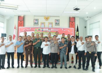 Rapat yang dilaksanakan di aula Pemkab Samosir ini dipimpin oleh Wakapolres Samosir Kompol Saut Tulus Panggabean SH dan dihadiri oleh Asisten I Pemkab Samosir Drs Tunggul Sinaga, Pabung Kodim 0210/TU Kapten G Sebayang, Kasi Pidum Kejari Samosir Didik Haryadi, Ketua KPU Kabupaten Samosir Vincent Sitinjak serta Komisioner Divisi Penanganan Pelanggaran dan Penyelesaian Sengketa Bawaslu Kabupaten Samosir Rianto Nainggolan. Rabu (07/08/2024)