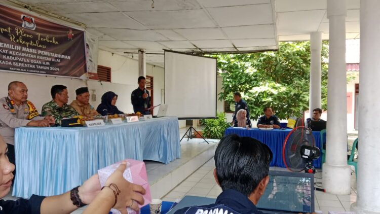 Rapat pleno terbuka rekapitulasi daftar pemilih hasil pemuktahiran (DPHP) Pilkada Serentak 2024 untuk Kecamatan Rantau Alai, Kabupaten Ogan Ilir, berlangsung dengan lancar dan tertib. Acara yang dimulai pukul 09.00 WIB di Gedung Aula Kecamatan Rantau Alai ini dihadiri oleh berbagai elemen terkait demi memastikan kelancaran proses pemilihan.
