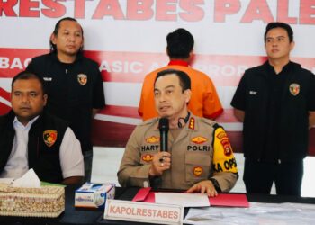 Kapolrestabes Palembang Kombes Pol Dr Harryo Sugihhartono saat menggelar konferensi pers dimapolrestabes pada Rabu (06/08/2024), didampingi Kasat Reskrim AKBP Yunar Hotma Parulian Sirait dan Kasi Humas Kompol Evial Kalza mengatakan permasalahan jual beli minyak solar milik korban yang kemudian menyulut emosi pelaku sehingga nekat menghabisi korban.