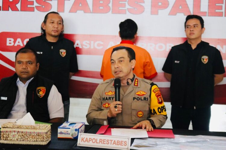 Kapolrestabes Palembang Kombes Pol Dr Harryo Sugihhartono saat menggelar konferensi pers dimapolrestabes pada Rabu (06/08/2024), didampingi Kasat Reskrim AKBP Yunar Hotma Parulian Sirait dan Kasi Humas Kompol Evial Kalza mengatakan permasalahan jual beli minyak solar milik korban yang kemudian menyulut emosi pelaku sehingga nekat menghabisi korban.
