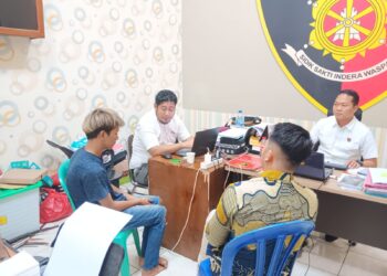 Rabu (7/8/24) sekitar pukul 15.00 wib, Sat Reskrim Polresta Banyumas berhasil ungkap kasus dugaan tindak pidana pencabulan terhadap anak yang dilakukan oleh pelaku DNC alias Bambang (24) laki laki warga Kecamatan Sumbang terhadap perempuan kakak beradik FTA (11) dan FTA (6) pada hari Selasa (6/8/24) sekitar pukul 16.45 wib di rumah turut Perumahan yang berada di Desa Kutasari Kecamatan Baturraden.