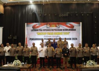 Kapolresta Manado Kombes Pol Julianto Sirait, bersama pejabat utama (PJU) Polresta Manado, mengikuti Latihan Pra Operasi Kepolisian Kewilayahan Mantap Praja Samrat 2024 yang digelar dalam rangka pengamanan Pilkada Serentak Tahun 2024. Kegiatan tersebut berlangsung di MTC Megamas Manado pada hari Rabu (7/8/2024).