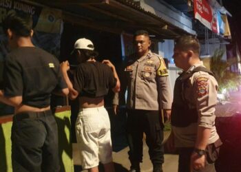 Personel Polsek Tuminting kembali menggelar Program Inovasi Sibulan (Sikat Pemabuk Jalanan) dalam upaya menciptakan situasi keamanan dan ketertiban masyarakat (kamtibmas) yang kondusif di wilayah hukum mereka. Kegiatan ini bertujuan untuk menekan angka kejahatan yang sering kali dipicu oleh pengaruh minuman keras, yang dapat menyebabkan gangguan kamtibmas, Selasa (6/8/2024) malam.