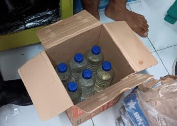 Tim 1 Operasi Penyakit Masyarakat (Ops Pekat) Polresta Manado berhasil mengamankan tiga orang pelaku yang tengah asyik bermain judi jenis SONG di Pasar Karombasan, Selasa (6/8/2024) pukul 21.00 WITA. Ketiga pelaku masing-masing berinisial FA (54), DS (43), dan KB (51).