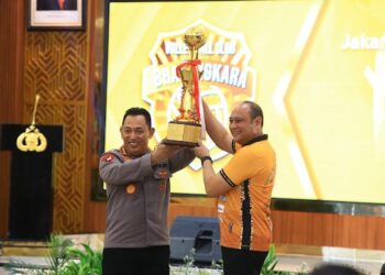 Kapolri Jenderal Pol Listyo Sigit Prabowo didampingi Irwasum Polri Komjen Pol Ahmad Dofiri, Kabareskrim Polri Komjen Pol Wahyu Widada, Asisten Kapolri Bidang SDM Irjen Pol Dedi Prasetyo serta Kadiv Humas Polri Irjen Pol Sandi Nugroho menyambut tim voli Jakarta Bhayangkara Presisi dan Popsivo Polwan yang dipimpin Manajer tim Irjen Pol Pipit Rismanto, Rabu malam (07/08/2024) di Rupatama, Mabes Polri, Jakarta selatan.