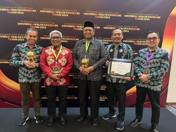 Penghargaan UHC ini diserahkan langsung oleh Wakil Presiden RI, Ma'ruf Amin, pada acara yang berlangsung di Jakarta pada, Kamis 8 Agustus 2024. Acara tersebut dihadiri oleh pimpinan daerah dari 33 provinsi yang mencakup 460 kabupaten/kota di seluruh Indonesia.