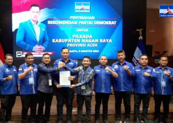 Penyerahan rekomendasi ini langsung dilakukan oleh Ketua Umum Partai Demokrat Agus Harimurti Yudhoyono (AHY), Kamis (08/08/24) di kantor DPP Partai Demokrat dan turut dihadiri sejumlah petinggi DPP Demokrat, pengurus partai Demokrat Aceh dan pengurus partai Demokrat Kabupaten Nagan Raya.