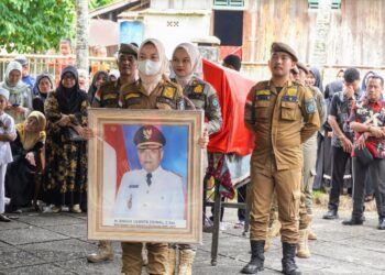 Sebagai penghargaan, Almarhum dimakamkan dengan prosesi pemakaman secara kedinasan oleh Pemerintah Kabupaten OKI pada Kamis, (8/8/24). H. Engga Dewata Zainal, S.Sos. tutup usia di RS Hermina Palembang karena sakit pada Hari Rabu 07 Agustus 2024 sekitar pukul 15.00 wib.