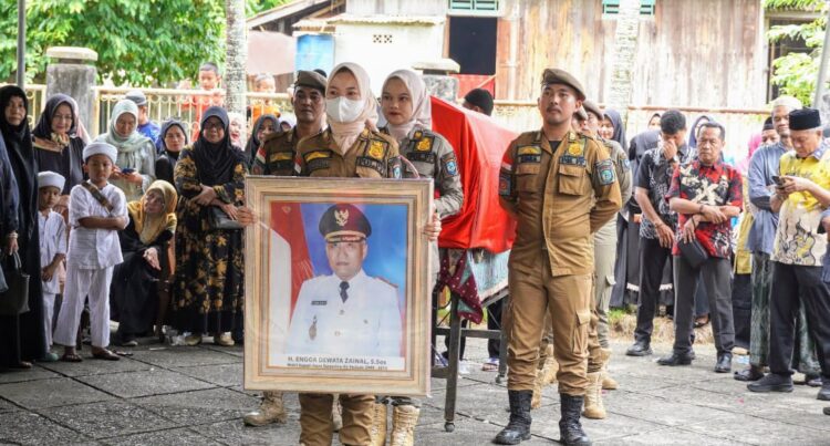 Sebagai penghargaan, Almarhum dimakamkan dengan prosesi pemakaman secara kedinasan oleh Pemerintah Kabupaten OKI pada Kamis, (8/8/24). H. Engga Dewata Zainal, S.Sos. tutup usia di RS Hermina Palembang karena sakit pada Hari Rabu 07 Agustus 2024 sekitar pukul 15.00 wib.