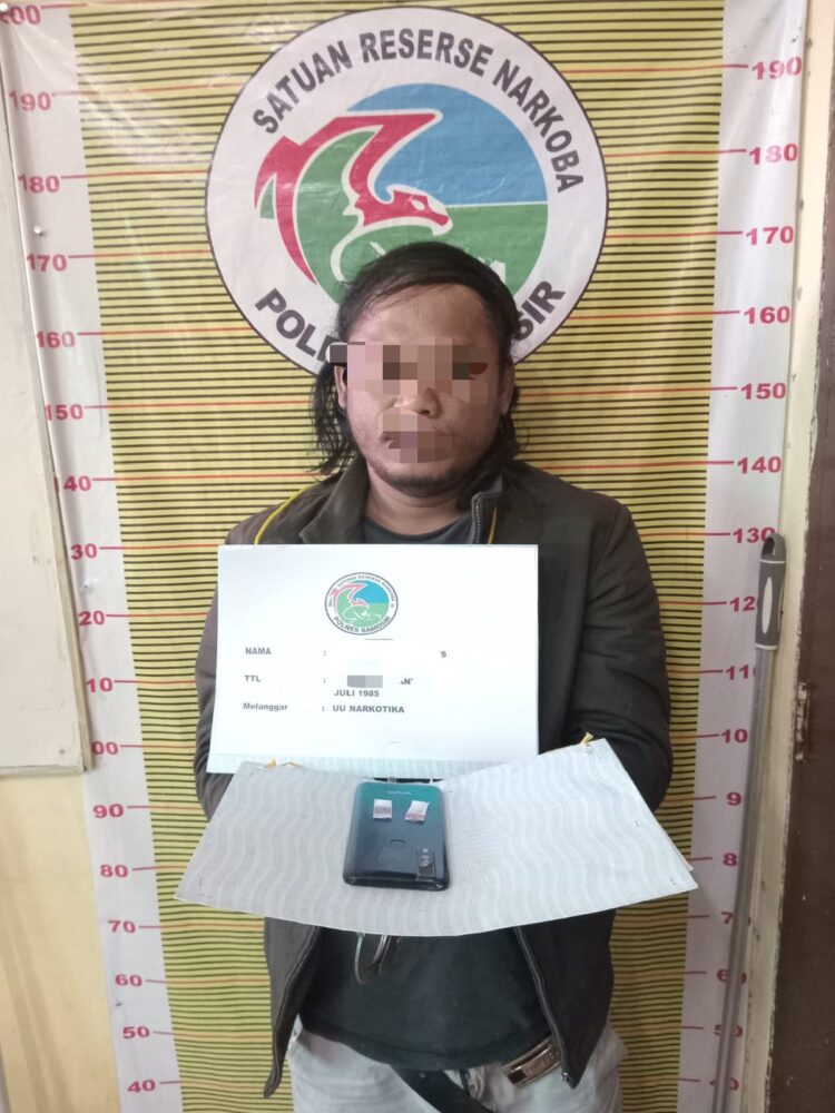 Seorang pria berinisial RS (39), warga Kecamatan Onanrunggu Kabupaten Samosir, ditangkap oleh Tim Opsnal Sat Resnarkoba Polres Samosir pada Minggu malam, 04 Agustus 2024. Penangkapan ini terjadi di Jalan Lintas Kec. Onan Runggu sekitar pukul 22.00 WIB setelah polisi mendapat informasi terkait dugaan kepemilikan narkotika jenis sabu.
