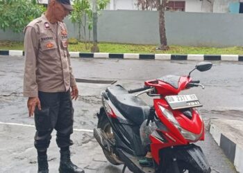 Terjadi kecelakaan lalu lintas tunggal di Jalan Bailang-Tongkaina, Kota Manado, tepatnya di Kelurahan Molas, Lingkungan IV, Kecamatan Bunaken, di depan Balai Taman Nasional Bunaken, Rabu (7/8/2024).