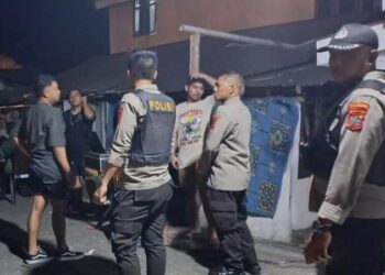 Polsek Tuminting melaksanakan kegiatan sambang malam hari yang intensif di wilayah hukum Polresta Manado. Kegiatan ini bertujuan untuk meningkatkan keamanan serta mempererat hubungan antara polisi dan masyaraka, Rabu (7/8/2024) malam.