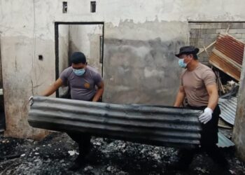 Personel Polsek Pineleng bersama dengan Personel Kompi C Brimob Sulut melaksanakan kegiatan bakti sosial membersihkan puing-puing rumah pasca kebakaran yang terjadi di Desa Sea Jaga 3, Kecamatan Pineleng. Kebakaran yang menghanguskan tiga unit rumah pada Senin, 5 Agustus 2024, sekitar pukul 19:15 WITA tersebut mengakibatkan kerugian material yang signifikan bagi keluarga terdampak.