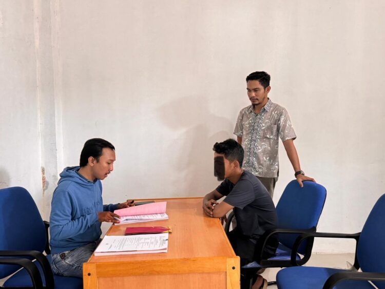 Unit Tipidter Satuan Reskrim Polres Nagan Raya menyerahkan satu orang tersangka berinisial ES (27) kasus judi online dan barang bukti tahap II ke Kejaksaan Negeri Nagan Raya, Jum'at 9 Agustus 2024. Penyerahan tersangka ES berserta barang bukti itu diterima oleh Musa Krisna Putra, S.H. Jaksa Penuntut Umum (JPU) Kejari Nagan Raya.