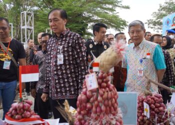 Pj Walikota Tegal Dadang menghadiri Pembukaan Festival Bawang Merah Brebes di Alun-alun Kabupaten Brebes, Jum’at (9/8/2024) siang.