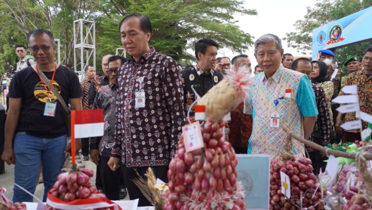 Pj Walikota Tegal Dadang menghadiri Pembukaan Festival Bawang Merah Brebes di Alun-alun Kabupaten Brebes, Jum’at (9/8/2024) siang.