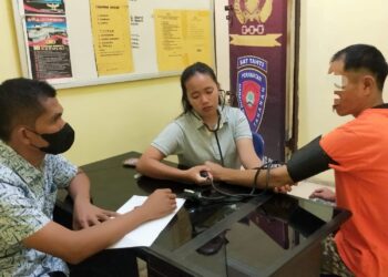 Sat Tahti dan Sidokkes Polres Samosir rutin melaksanakan Kegiatan Rikkes (pemeriksaan kesehatan) para tahanan.