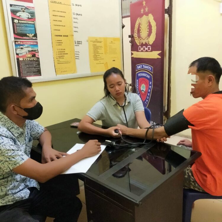 Sat Tahti dan Sidokkes Polres Samosir rutin melaksanakan Kegiatan Rikkes (pemeriksaan kesehatan) para tahanan.