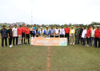 Penjabat (Pj) Bupati Aceh Utara, Dr. Mahyuzar, M.Si, bersama ibu Pj. TP-PKK, Ny. Awirdalina, dan didampingi oleh Kepala Dinas Kepemudaan dan Olahraga (Dispora), M. Nasir, S.Sos, M.Si meninjau langsung pertandingan kejuaraan sepak bola antar pelajar Bupati Cup I Tahun 2024, Sabtu, 10 Agustus 2024. Kegiatan tersebut berlangsung di lapangan bola kaki Kecamatan Syamtalira Aron.