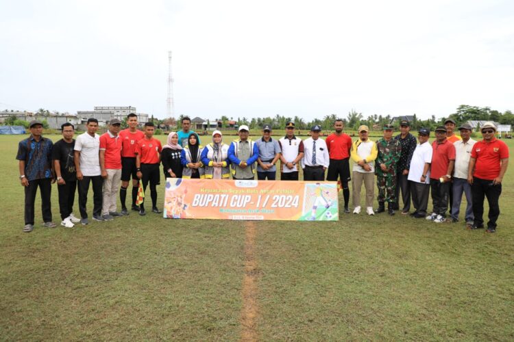 Penjabat (Pj) Bupati Aceh Utara, Dr. Mahyuzar, M.Si, bersama ibu Pj. TP-PKK, Ny. Awirdalina, dan didampingi oleh Kepala Dinas Kepemudaan dan Olahraga (Dispora), M. Nasir, S.Sos, M.Si meninjau langsung pertandingan kejuaraan sepak bola antar pelajar Bupati Cup I Tahun 2024, Sabtu, 10 Agustus 2024. Kegiatan tersebut berlangsung di lapangan bola kaki Kecamatan Syamtalira Aron.