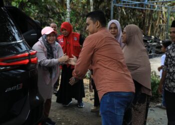 Penjabat (Pj) Bupati Aceh Utara, Dr. Mahyuzar, M.Si, bersama Ibu Pj. Ketua TP-PKK Ny. Awirdalina, melakukan kunjungan ke Gampong Bantan, Kecamatan Cot Girek, Kabupaten Aceh Utara pada Sabtu (10/8/2024) untuk memberikan bantuan tanggap darurat kepada keluarga korban kebakaran tragis yang terjadi di wilayah tersebut.