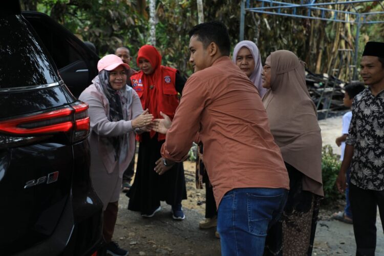 Penjabat (Pj) Bupati Aceh Utara, Dr. Mahyuzar, M.Si, bersama Ibu Pj. Ketua TP-PKK Ny. Awirdalina, melakukan kunjungan ke Gampong Bantan, Kecamatan Cot Girek, Kabupaten Aceh Utara pada Sabtu (10/8/2024) untuk memberikan bantuan tanggap darurat kepada keluarga korban kebakaran tragis yang terjadi di wilayah tersebut.