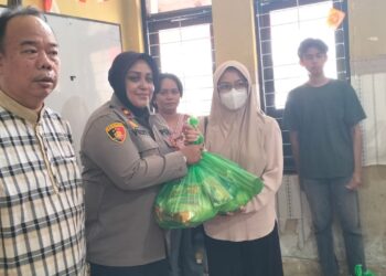 Kapolsek Pahandut, KOMPOL Volvy Apriana, S.Pd., M.A., hadir dalam rangkaian acara Perayaan HUT ke-65 SMA Negeri 1 Palangka Raya yang berlangsung pada Sabtu pagi di Jl. AIS Nasution, Kelurahan Langkai, Kecamatan Pahandut, Palangka Raya.