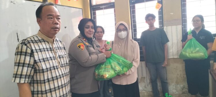 Kapolsek Pahandut, KOMPOL Volvy Apriana, S.Pd., M.A., hadir dalam rangkaian acara Perayaan HUT ke-65 SMA Negeri 1 Palangka Raya yang berlangsung pada Sabtu pagi di Jl. AIS Nasution, Kelurahan Langkai, Kecamatan Pahandut, Palangka Raya.