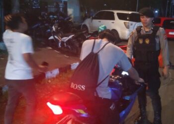 Personel Polresta Manado melaksanakan Kegiatan Rutin yang Ditingkatkan (KRYD) di berbagai titik strategis di kota Manado. Kegiatan ini bertujuan untuk memantau dan mengawasi kepatuhan masyarakat terhadap aturan lalu lintas serta mencegah potensi pelanggaran yang dapat menyebabkan kemacetan dan kecelakaan, Kamis (8/8/2024).