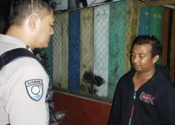 Polsek Tuminting kembali menunjukkan komitmennya dalam menjaga keamanan dan ketertiban masyarakat melalui kegiatan “Baronang” (Bhayangkara Ronda dan Sambang). Kegiatan yang dilaksanakan pada malam hari ini bertujuan untuk mencegah berbagai bentuk gangguan kamtibmas di wilayah hukum Polsek Tuminting, Kamis (8/8/2024) malam.