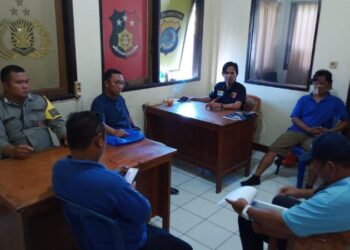 Polsek Bunaken berhasil menyelesaikan kasus dugaan tindak pidana perbuatan tidak menyenangkan melalui pendekatan problem solving. Kasus ini melibatkan perselisihan antara dua warga setempat yang terjadi di Kelurahan Bunaken, Kecamatan Bunaken, Jumat (9/8/2024).