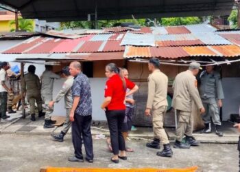 Polsek Malalayang bersama Satpol PP Kota Manado, Denpom, TNI, dan Polri melaksanakan kegiatan penertiban bangunan yang berdiri di atas saluran air di Kelurahan Winangun Satu, Lingkungan I. Kegiatan ini diawali dengan apel di kantor Satpol PP Kota Manado, Kamis (8/8/2024) sekitar pukul 09.30 WITA.