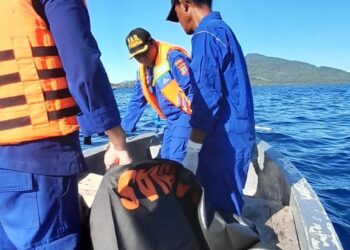 Tim Polairud Polresta Manado yang dipimpin oleh Kasat Polairud, Kompol Kretsman, berhasil mengevakuasi jenazah yang ditemukan di perairan antara 2 mil Tanjung Piso ke arah barat Pulau Manado Tua pada Kamis (8/9/2024).