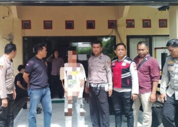 Polsek Malalayang berkolaborasi dengan Polsek Mapanget berhasil mengamankan seorang tersangka kasus penodongan dan penjambretan pada Kamis (8/8/2024) sekitar pukul 10.00 WITA.