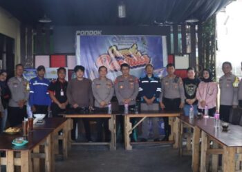 Polresta Manado kembali melaksanakan kegiatan rutin Jumat Bacarita yang kali ini digelar di Kantin Presisi. Kegiatan ini merupakan wadah bagi masyarakat untuk berdialog langsung dengan pihak kepolisian mengenai berbagai isu keamanan dan ketertiban masyarakat (kamtibmas), Jumat (9/8/2024).
