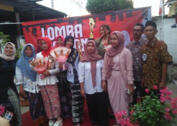 Kegiatan Fashion Show yang berlangsung Sabtu Sore ini diikuti peserta gabungan dari beberapa RT, 1,2,3,4 dan RT. 05. Selain bertujuan untuk menyemarakan HUT RI juga sebagai ajang pencarian bakat yang nantinya akan diikutkan di lomba Fashion Show di tingkat Kelurahan bahkan ke tingkat Kota Tegal,