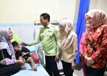 Operasi bibir sumbing dan celah langit gratis yang digagas oleh Tim Penggerak PKK Kabupaten OKI bersama Yayasan Umi Romlah, Smile Train Indonesia, Bank Sumsel Babel dan Baznas dalam rangka bhakti sosial jelang HUT ke 79 RI di RSUD Kayuagung, Minggu, (11/8/24).