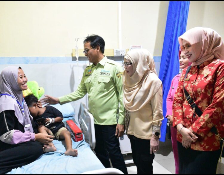 Operasi bibir sumbing dan celah langit gratis yang digagas oleh Tim Penggerak PKK Kabupaten OKI bersama Yayasan Umi Romlah, Smile Train Indonesia, Bank Sumsel Babel dan Baznas dalam rangka bhakti sosial jelang HUT ke 79 RI di RSUD Kayuagung, Minggu, (11/8/24).