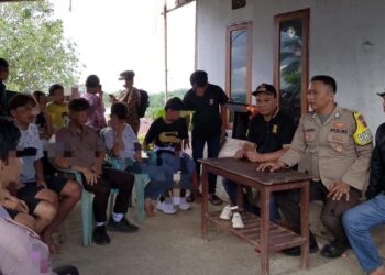 Bhabinkamtibmas Polsek Pineleng, BRIPKA Michel Jacobus, bersama Hukum Tua Desa Kali Selatan, Bapak Okry Tombiling, dan Babinsa Desa Kali, SERMA Kaunang, segera merespons laporan mengenai keributan antar remaja di Desa Kali Selatan, Kecamatan Pineleng, Kabupaten Minahasa, Sabtu (10/8/2024).