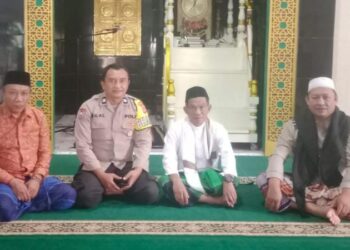 Bhabinkamtibmas Polsek Malalayang kembali melaksanakan kegiatan rutin Paja Somat (Patroli dan Jaga Sosial Masyarakat) pada hari Jumat (10/08/2024) untuk memastikan keamanan dan ketertiban selama ibadah Sholat Jumat. Kegiatan ini merupakan bagian dari upaya Polsek Malalayang dalam menjaga situasi kamtibmas yang kondusif di wilayah hukum mereka.