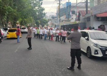 Polsek Wenang berhasil mengamankan kegiatan jalan sehat yang diadakan oleh jemaat Gereja GMIM Paulus TWM di Kelurahan Wenang Selatan, Kecamatan Wenang. Kegiatan ini merupakan pembukaan dari rangkaian acara Hari Raya Gerejawi GMIM Paulus TWM tahun 2024, yang diselenggarakan oleh Panitia Hari Raya Gerejawi GMIM Paulus TWM, Pada hari Sabtu, 10 Agustus 2024, sekitar pukul 06.30 WITA.
