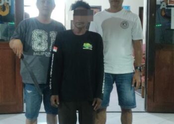 Tim Operasional Polsek Tikala berhasil mengamankan seorang pelaku penganiayaan di Kelurahan Buha, Lingkungan 1, Kecamatan Mapanget, Kota Manado. Penangkapan ini dilakukan setelah terduga pelaku, yang dikenal dengan nama alias Sayang, terlibat dalam insiden penganiayaan menggunakan senjata tajam, Jumat (9/8/2024)
