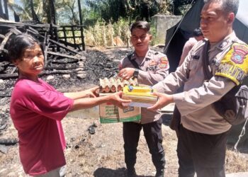 Diinisiasi oleh Bripka M Syafei Personil Bhabinkamtibmas Desa Gorat Pallombuan Kec. Palipi Kab.Samosir, memberikan Tali Asih kepada keluarga Korban Kebakaran Rumah yang terjadi di desa binaannya tersebut. Selanjutnya berkoordinasi dengan Personil Piket Fungsi Polsek Palipi Bripka RF Sinaga dan Briptu Marchlanda Sitohang dan terkumpul uang untuk dijadikan tali asih yang akan disampaikan kepada keluarga korban kebakaran rumah. (12/08/2024)