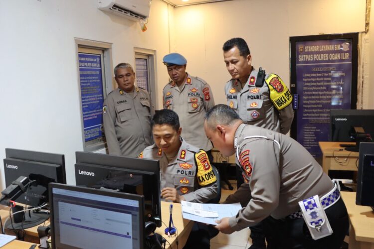 Kapolres ogan ilir AKBP Bagus Suryo Wibowo S.I.K yang didampingi oleh waka polres ogan ilir Kompol Helmi.A SH.SH dan kasiwas serta kasipropam melakukan pengecekan terhadap pelayanan satuan lalulintas polres ogan ilir terutama dalam proses penerbitan SIM baru dan perpanjangan Sim Secara online, Senin (12/08/2024)