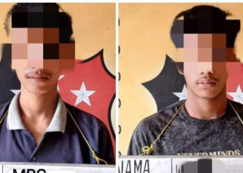 DITANGKAP: Dua pria remaja tersangka pencuri sepeda motor, berikut barang bukti, diamankan di Mapolsek Medan Labuhan, Senin (12/8/2024), setelah ditangkap dari kediamannya masing-masing.(Foto Dok/Polres Belawan)
