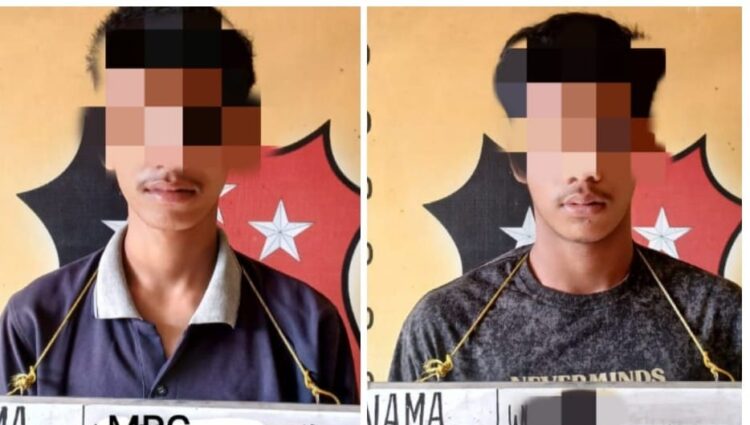 DITANGKAP: Dua pria remaja tersangka pencuri sepeda motor, berikut barang bukti, diamankan di Mapolsek Medan Labuhan, Senin (12/8/2024), setelah ditangkap dari kediamannya masing-masing.(Foto Dok/Polres Belawan)