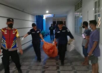 Personel piket Polsek Singkil menerima laporan mengenai penemuan mayat di sebuah rumah kosong milik Bapak Inyo, yang terletak di Kelurahan Wawonasa, Lingkungan I, Kecamatan Singkil, Kota Manado. Rumah tersebut merupakan milik pemilik Toko Sumber Makmur, Sabtu (10/8/2024)