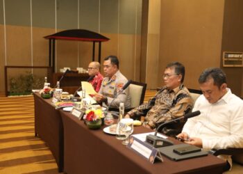 HADIR: Kapolda Sumut Irjen Pol Whisnu Hermawan Februanto hadir dalam acara Pojok Pilkada Damai 2024, di Hotel Santika Premiere Dyandra Hotel dan Convention Medan, Senin (12/8/2024) sore. (Foto Dok/ Polda Sumut)