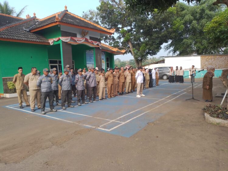 Peserta Upacara Para Aparatur Desa terdiri dari Staff Desa, Para Kepala Dusun,RT/RW dan Juga Karang Taruna Desa. RH/Mitrapolri.com/12/08/2024